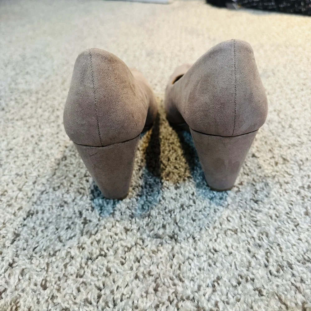 CL by Chinese Laundry Nima Wedge Pump Taupe Super Suede Like New Size 10